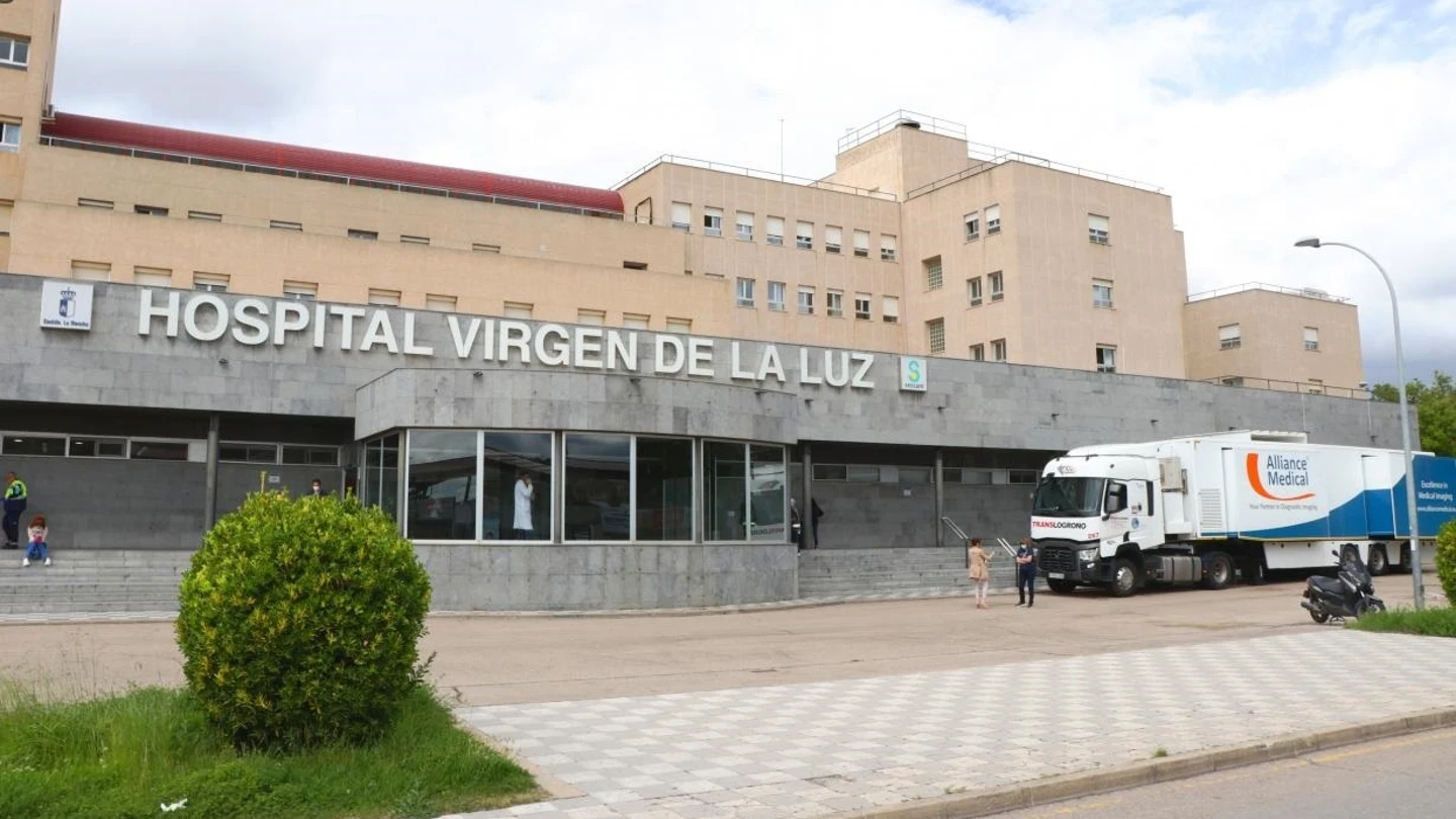 Un turismo colisiona con varios vehículos y atropella a tres mujeres en Cuenca Un turismo colisiona con varios vehículos y atropella a tres mujeres en Cuenca
