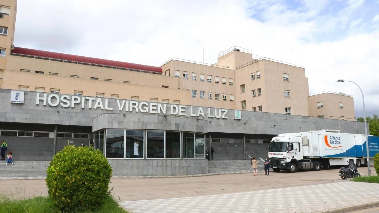 Un turismo colisiona con varios vehículos y atropella a tres mujeres en Cuenca Un turismo colisiona con varios vehículos y atropella a tres mujeres en Cuenca