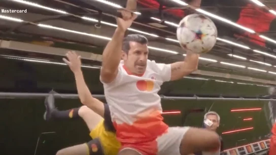 El increíble Récord Guinness de Luis Figo: juega una 'pachanga' dentro de un avión a más de 6.000 metros de altitud El increíble Récord Guinness de Luis Figo: juega una 'pachanga' dentro de un avión a más de 6.000 metros de altitud