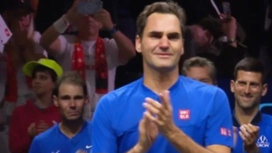 Roger Federer, en su despedida con Rafa Nadal llorando y Novak Djokovic al fondo Roger Federer, en su despedida con Rafa Nadal llorando y Novak Djokovic al fondo