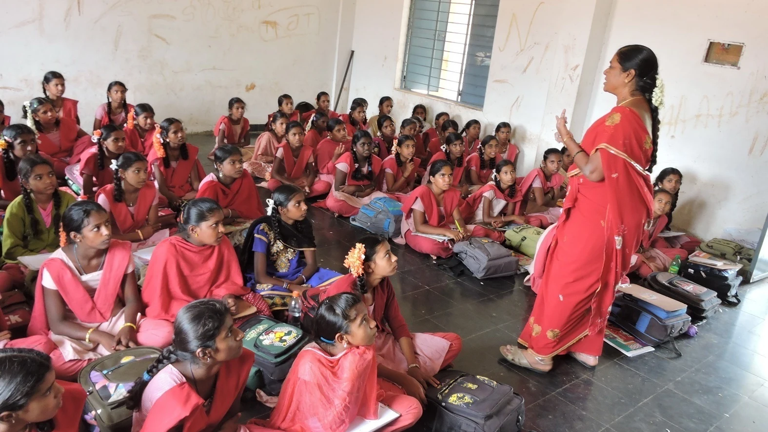 Un profesor mata a un alumno tras golpearle con una vara por cometer una falta de ortografía en la India