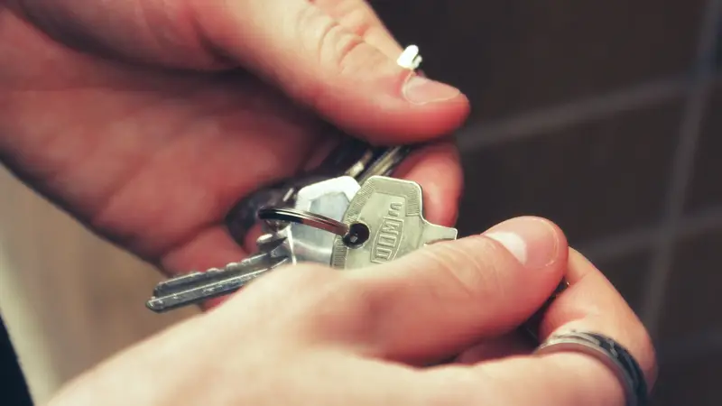 Imagen de archivo de una persona con unas llaves en sus manos