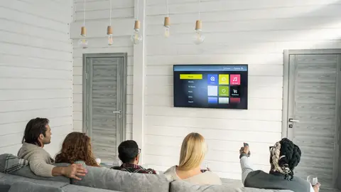 Ver la tele con amigos Ver la tele con amigos