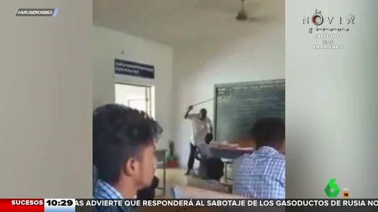 Un profesor mata a palos a un alumno de 15 años por cometer una falta de ortografía Un profesor mata a palos a un alumno de 15 años por cometer una falta de ortografía