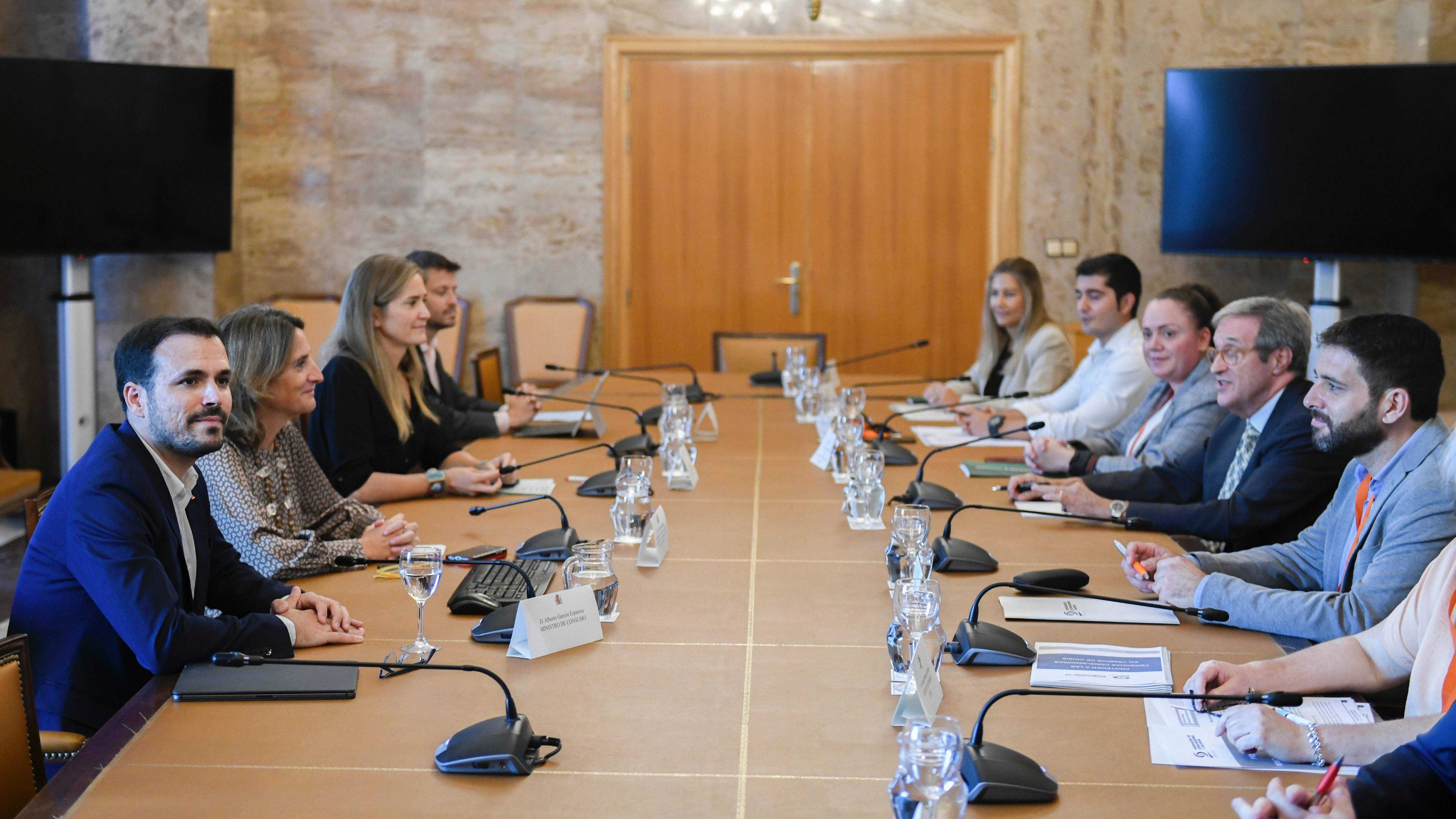 Garzón promete elaborar una guía de recomendaciones para regular la alimentación en residencias de mayores