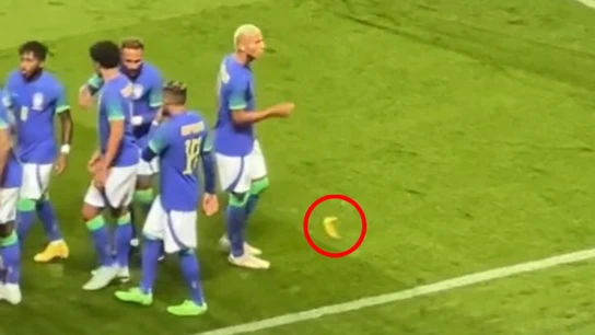 Lanzan un plátano a Richarlison tras su gol con Brasil Lanzan un plátano a Richarlison tras su gol con Brasil