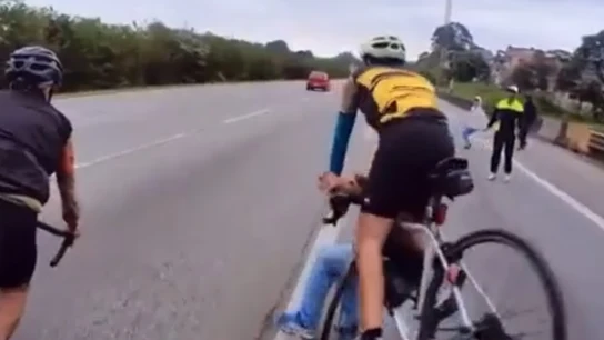 Unos ladrones asaltan a un grupo de ciclistas en Brasil para robar una bicicleta Unos ladrones asaltan a un grupo de ciclistas en Brasil para robar una bicicleta