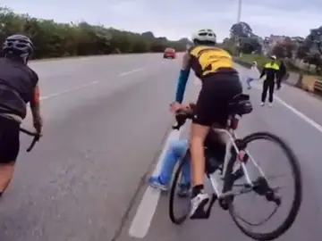 Unos ladrones asaltan a un grupo de ciclistas en Brasil para robar una bicicleta