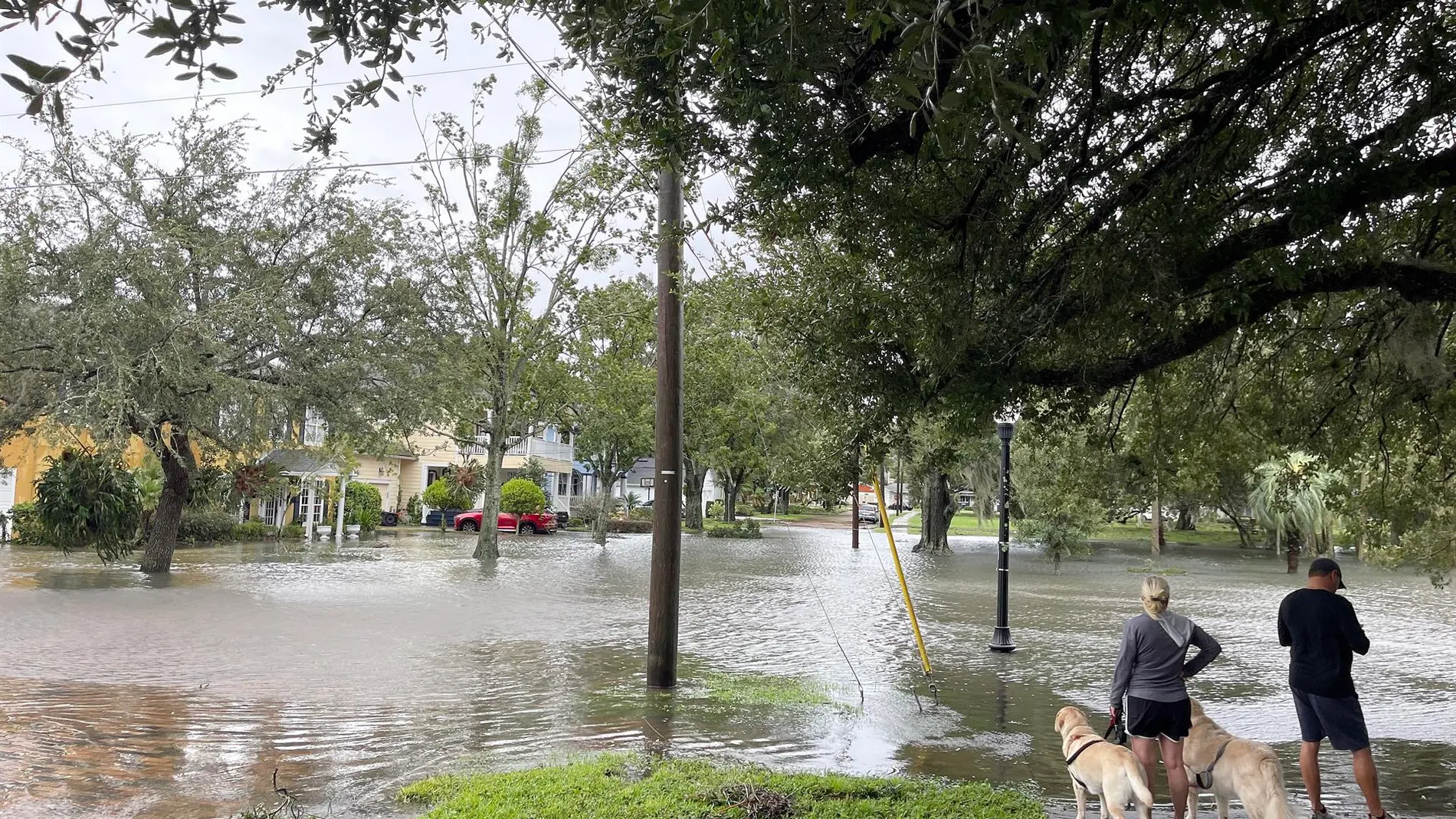 Muere un hombre en Florida mientras trataba de vaciar su piscina bajo el huracán Ian