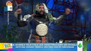 Jorge Ponce intenta engañar a una cámara térmica en La Resistencia con su traje de invisibilidad de pizzas y surimi