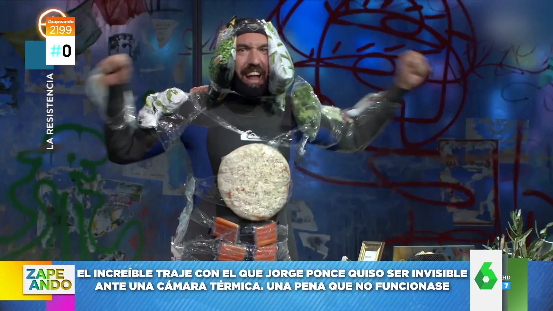 Jorge Ponce intenta engañar a una cámara térmica en La Resistencia con su traje de invisibilidad de pizzas y surimi