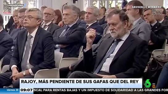 El cómico momento protagonizado por Rajoy y sus gafas durante un discurso de Felipe VI El cómico momento protagonizado por Rajoy y sus gafas durante un discurso de Felipe VI