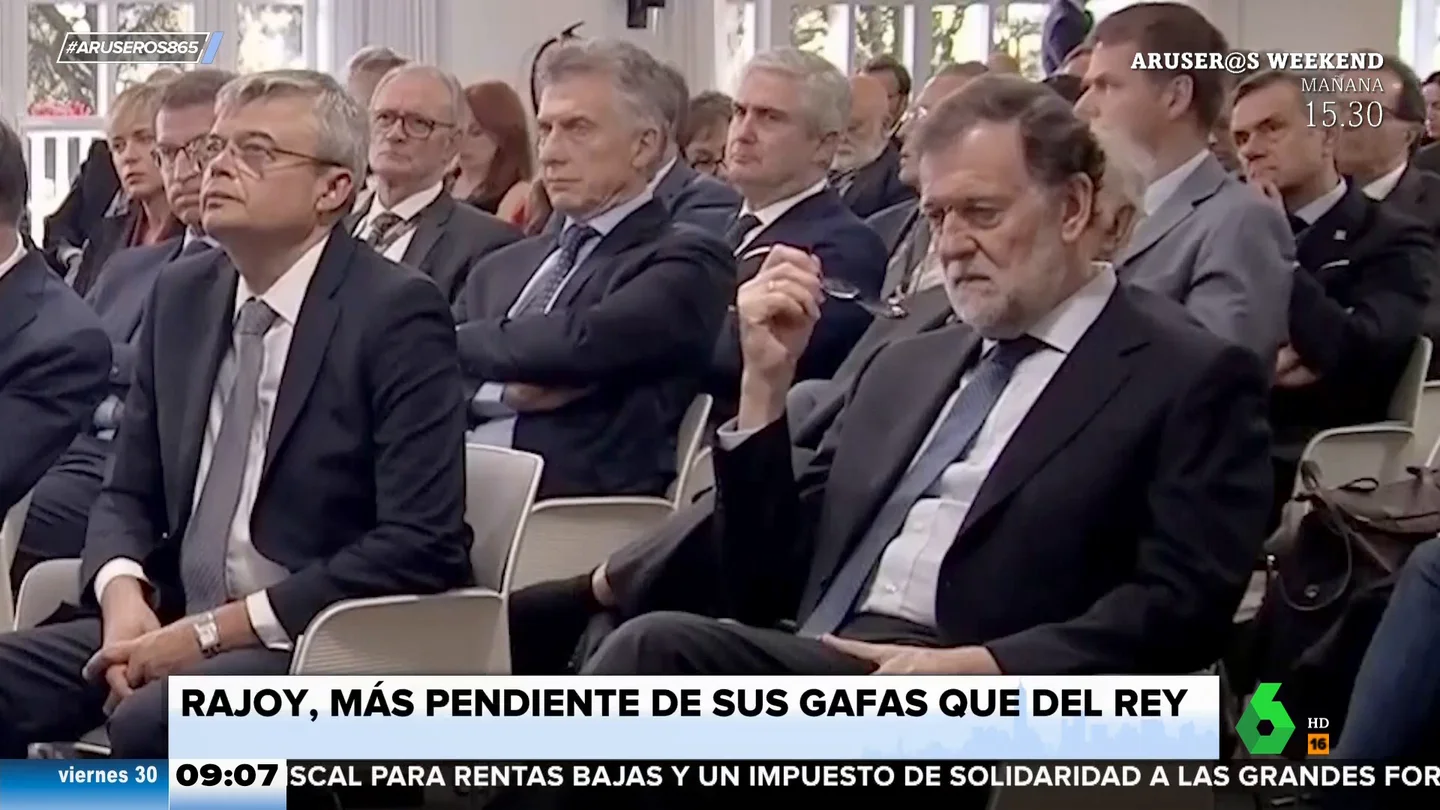 El cómico momento protagonizado por Rajoy y sus gafas durante un discurso de Felipe VI El cómico momento protagonizado por Rajoy y sus gafas durante un discurso de Felipe VI
