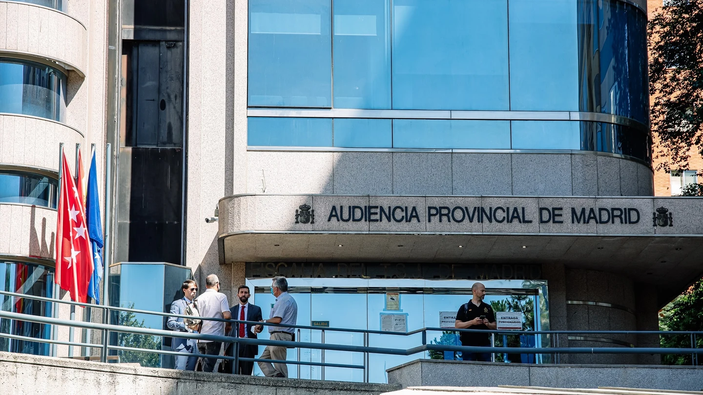 Condenados a 22 años de cárcel dos jóvenes que mataron a puñaladas a un estudiante para robarle el móvil Condenados a 22 años de cárcel dos jóvenes que mataron a puñaladas a un estudiante para robarle el móvil