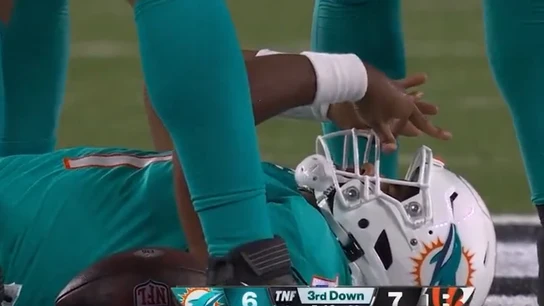 Tua Tagovailoa convulsiona en el césped Tua Tagovailoa convulsiona en el césped