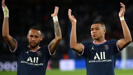 Neymar y Mbappé saludan al público en un partido Neymar y Mbappé saludan al público en un partido