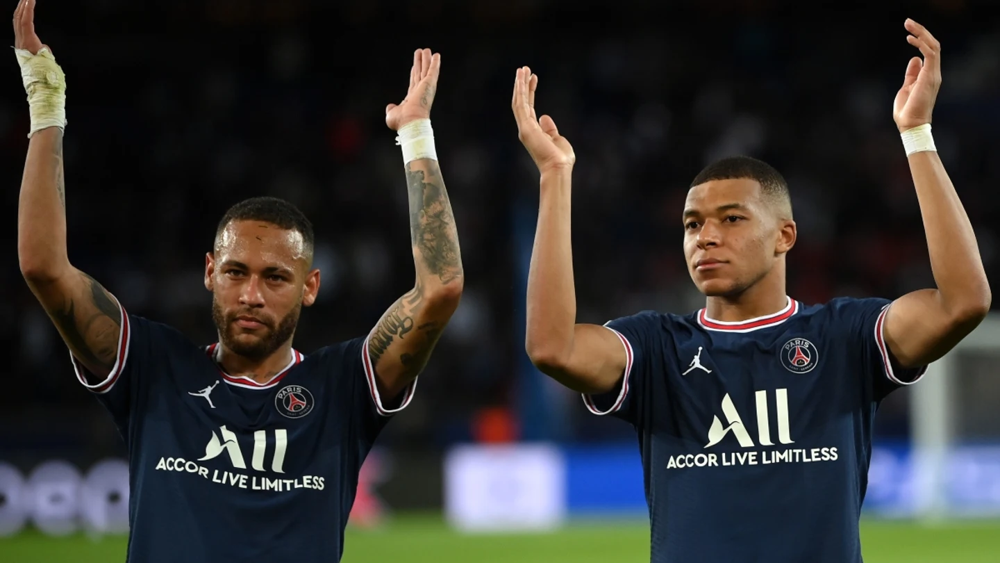 Neymar y Mbappé saludan al público en un partido Neymar y Mbappé saludan al público en un partido