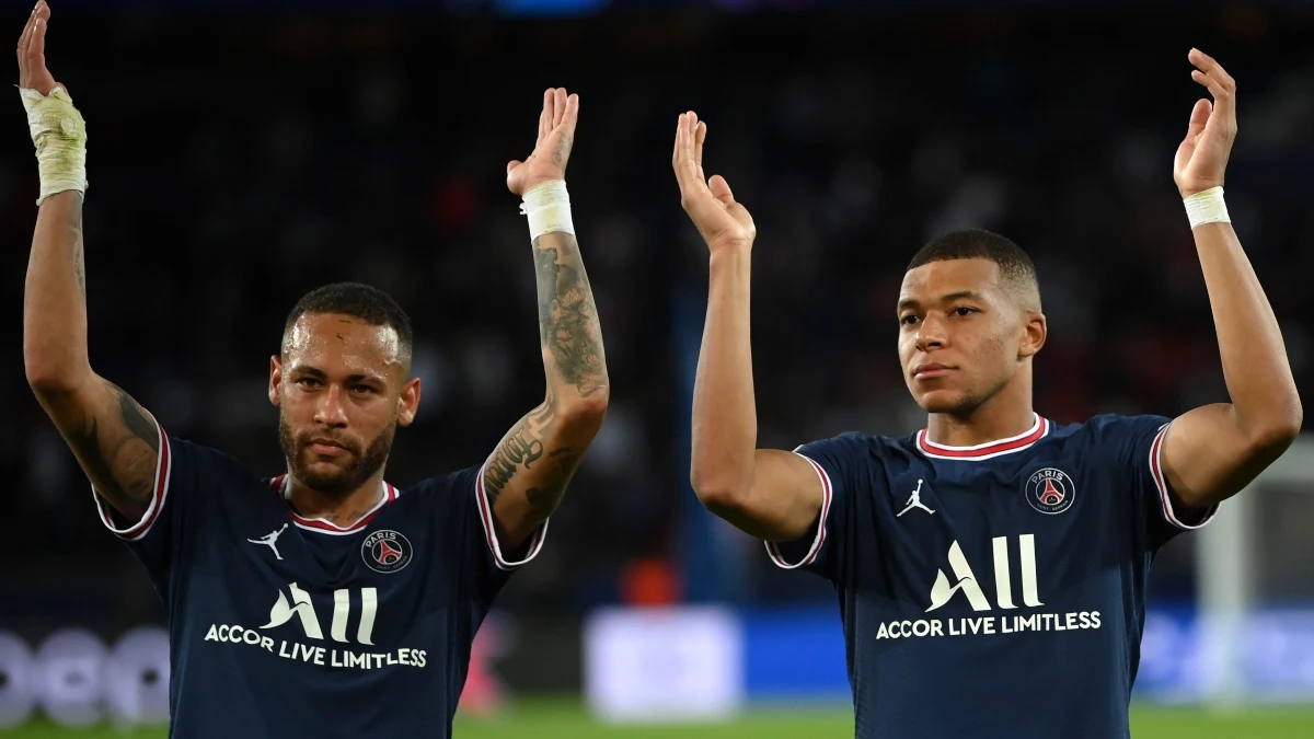 Neymar y Mbappé saludan al público en un partido