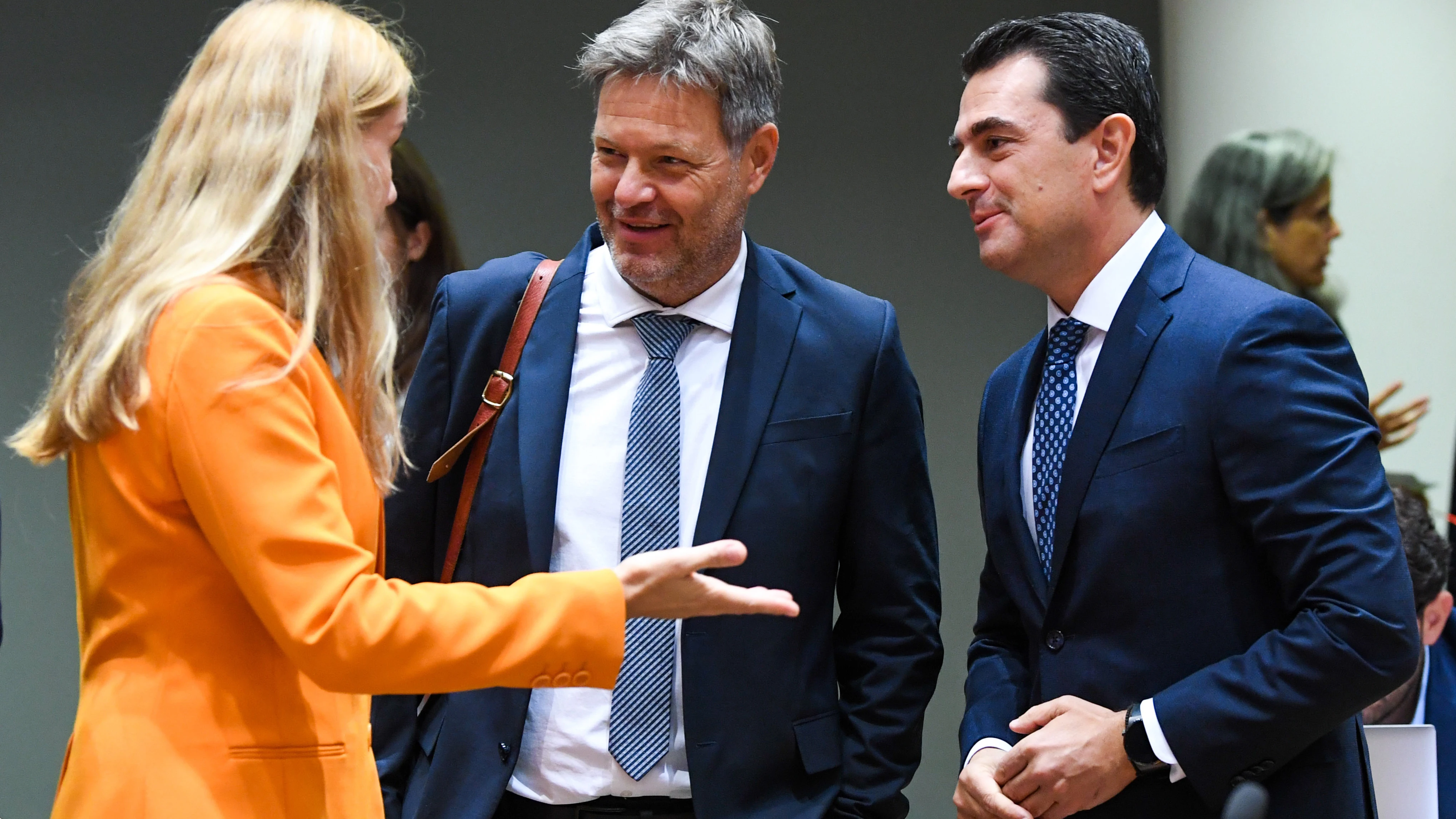 Los Veintisiete pactan una reducción del 5% de demanda eléctrica en horas pico y una tasa a las energéticas