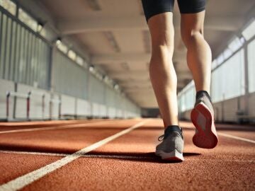 Persona andando por una pista de atletismo