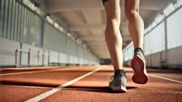 Persona andando por una pista de atletismo