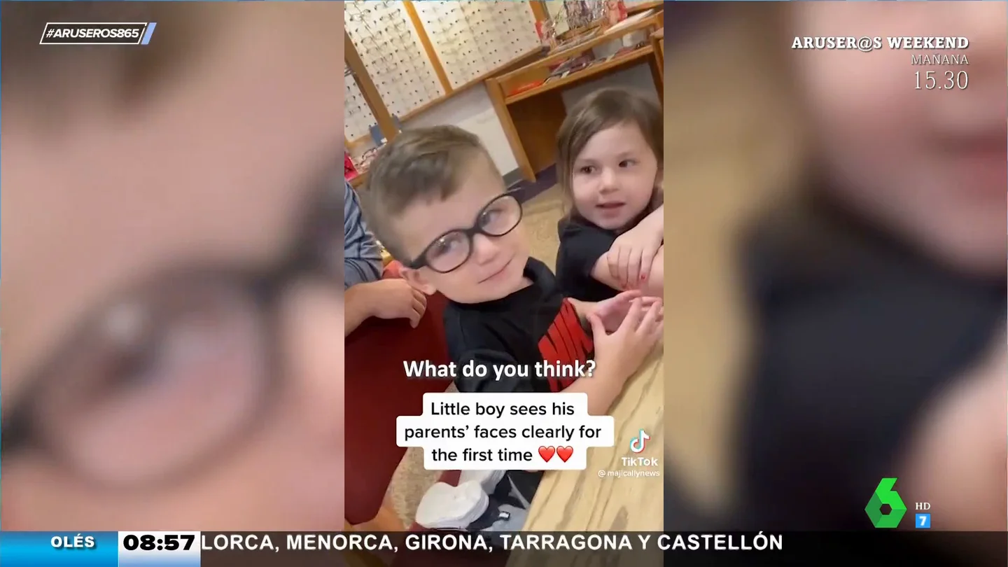 "Está redescubriendo el mundo": la emotiva reacción de un niño cuando le ponen sus primeras gafas "Está redescubriendo el mundo": la emotiva reacción de un niño cuando le ponen sus primeras gafas