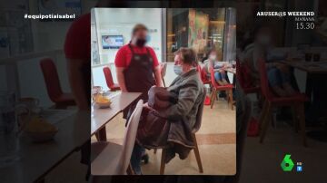 Habla la camarera que atendió a la tía Isabel durante 8 horas sola en una silla: "Dijeron que no podían venir porque estaban en la Warner"
