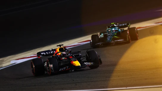 Un Red Bull y un Aston Martin Un Red Bull y un Aston Martin
