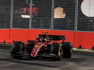 Carlos Sainz vuela entre muros en Singapur Carlos Sainz vuela entre muros en Singapur