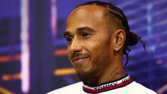 Hamilton con el piercing en su nariz Hamilton con el piercing en su nariz