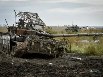 Un tanque ruso es abandonado en una ofrensiva ucraniana en la región de Jarkiv.
