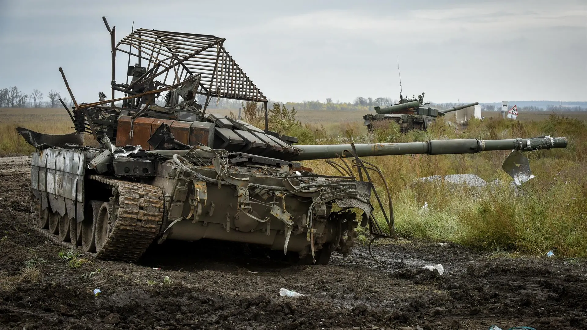 Un tanque ruso es abandonado en una ofrensiva ucraniana en la región de Jarkiv.