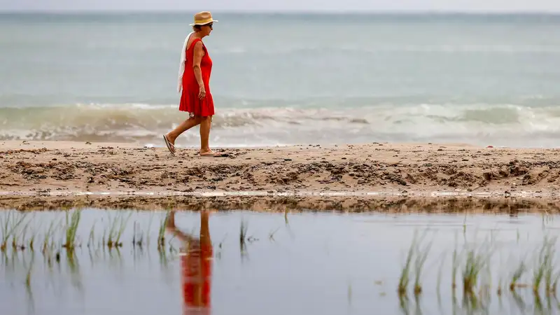 En la imagen, una mujer pasea por la playa de Pobla de Farnals, el pasado lunes en Valencia.