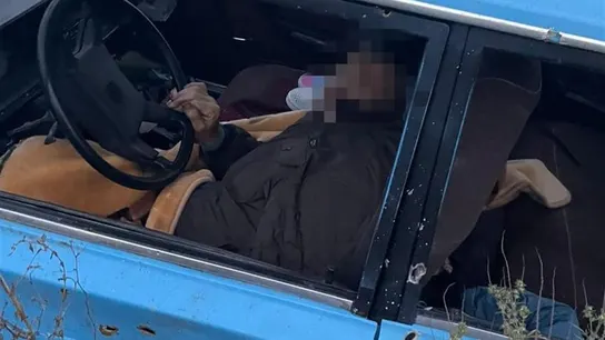 Imagen del convoy destruido de automóviles civiles en la llamada "zona gris". Imagen del convoy destruido de automóviles civiles en la llamada "zona gris".