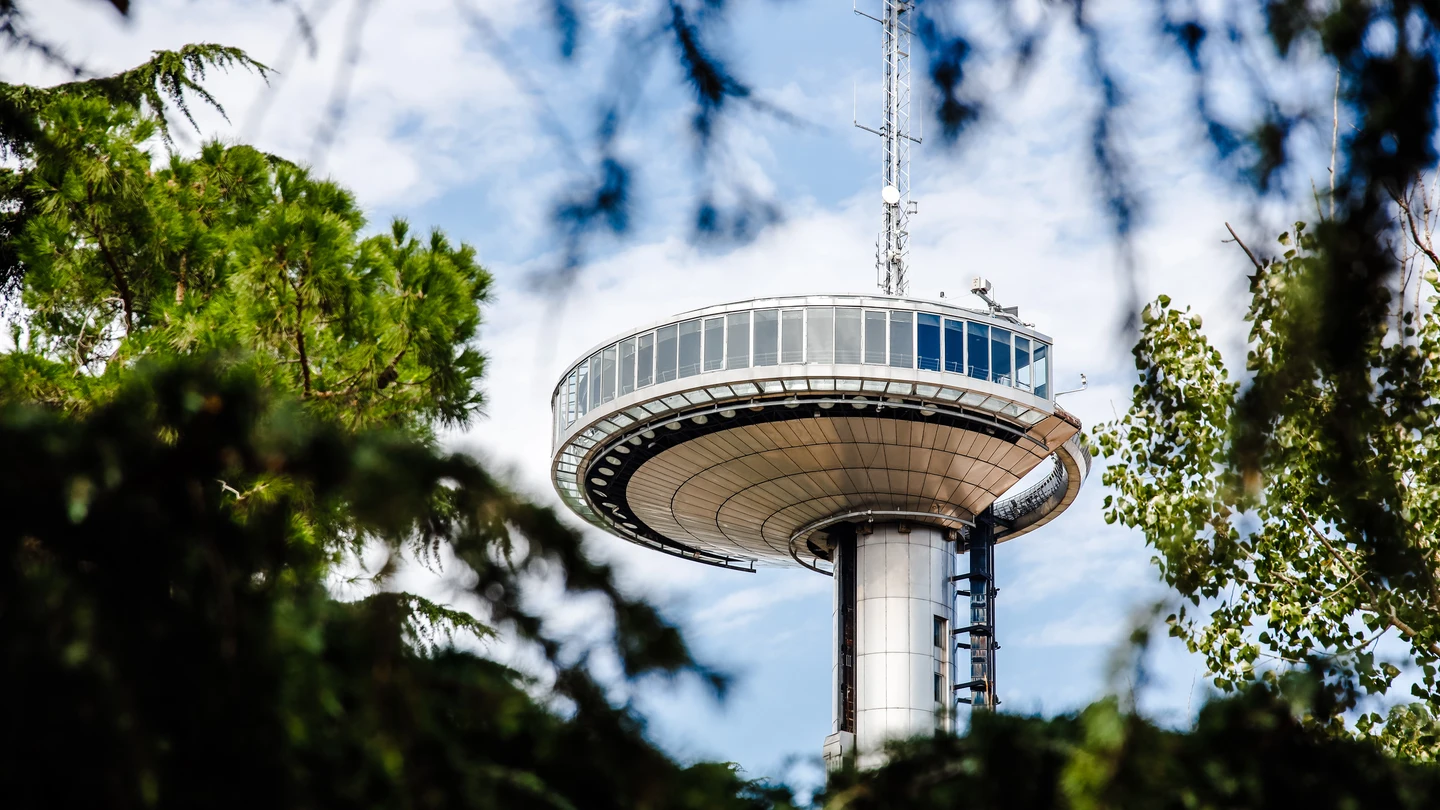 Vista del Faro de Moncloa tras el Arco de la Victoria, a 19 de septiembre de 2022. Vista del Faro de Moncloa tras el Arco de la Victoria, a 19 de septiembre de 2022.