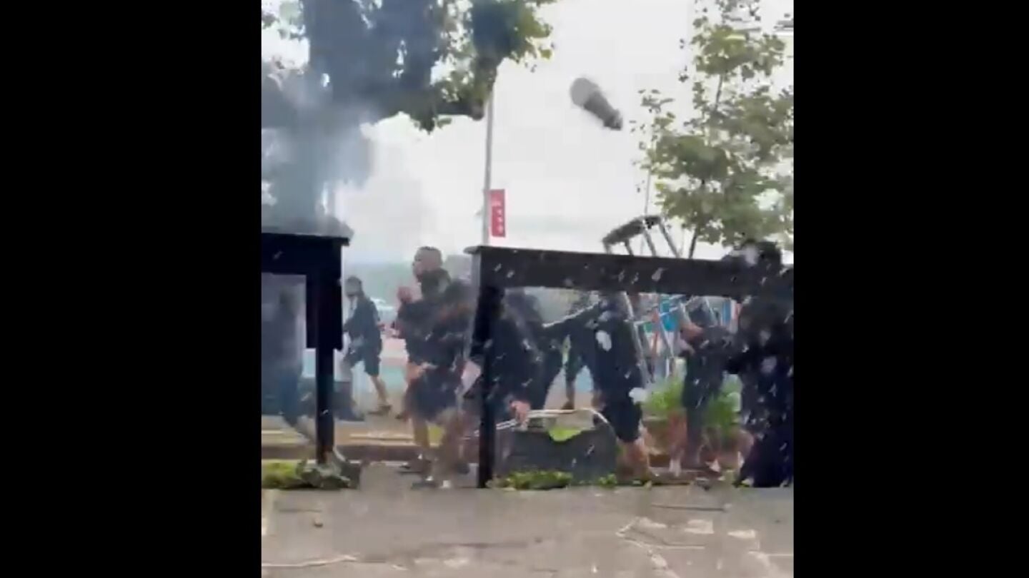 Ultras de Racing y M&aacute;laga protagonizan una batalla campal en las calles de Santander