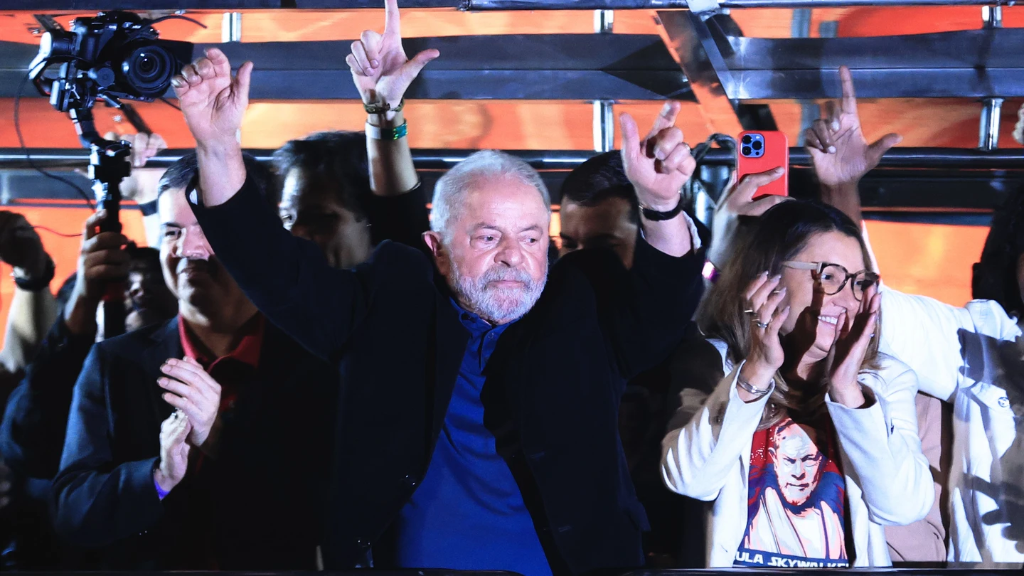 El expresidente y candidato presidencial Luiz Inácio Lula da Silva, acompañado de su esposa, celebra los resultados de las elecciones presidenciales. El expresidente y candidato presidencial Luiz Inácio Lula da Silva, acompañado de su esposa, celebra los resultados de las elecciones presidenciales.