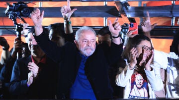 El expresidente y candidato presidencial Luiz Inácio Lula da Silva, acompañado de su esposa, celebra los resultados de las elecciones presidenciales.