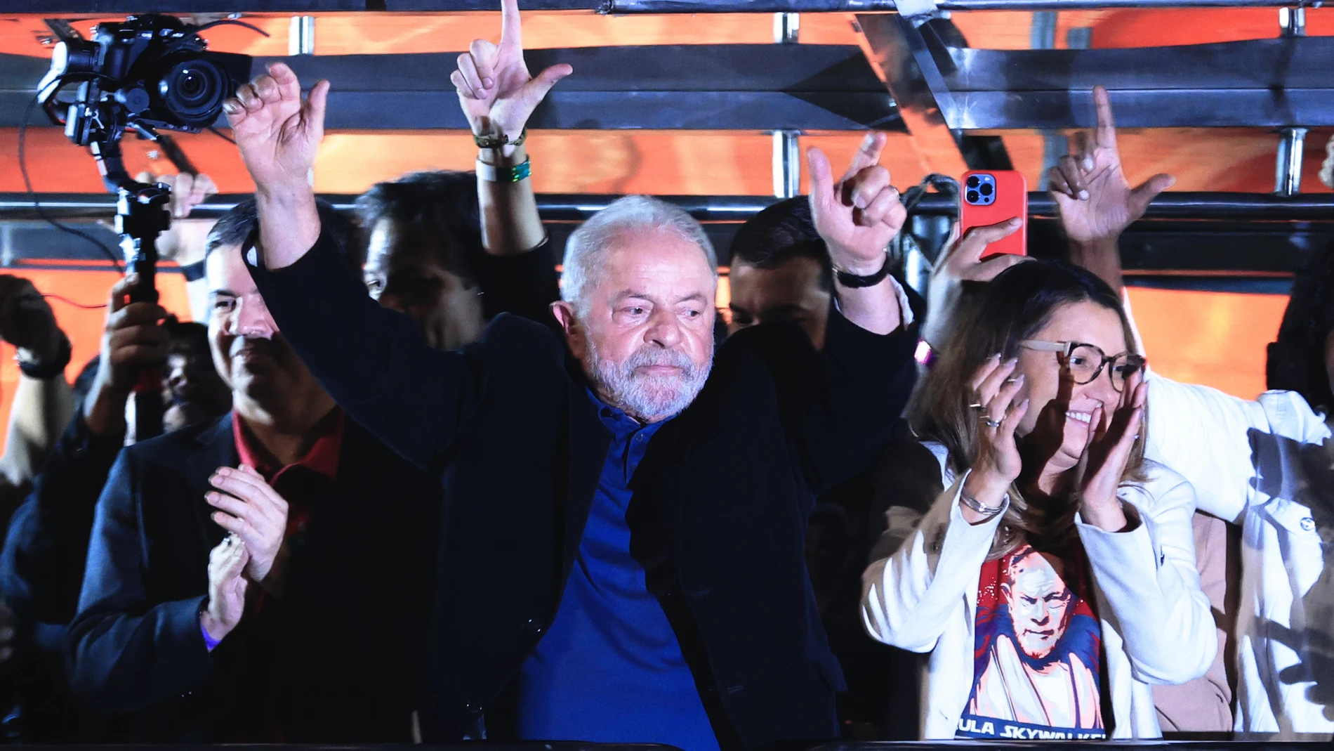 El expresidente y candidato presidencial Luiz Inácio Lula da Silva, acompañado de su esposa, celebra los resultados de las elecciones presidenciales.