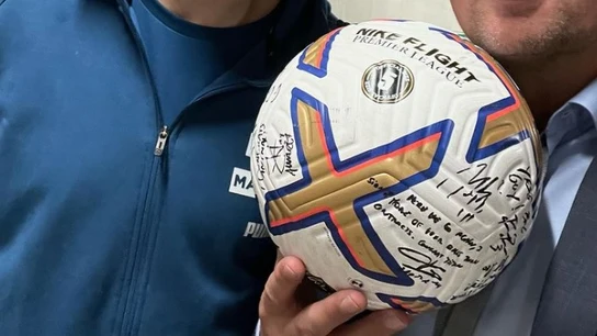 Haaland y su padre, con el balón del hat-trick contra el United Haaland y su padre, con el balón del hat-trick contra el United