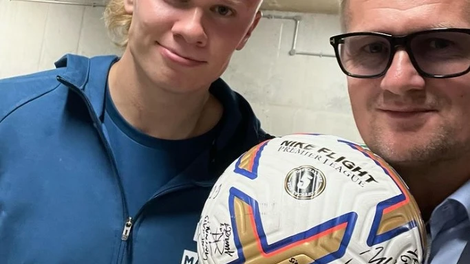 Haaland y su padre, con el balón del hat-trick contra el United