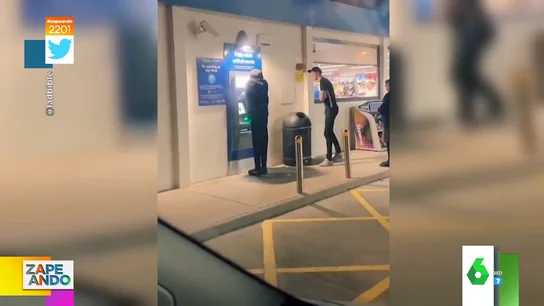 Así se crea cola en un cajero automático por una broma viral Así se crea cola en un cajero automático por una broma viral