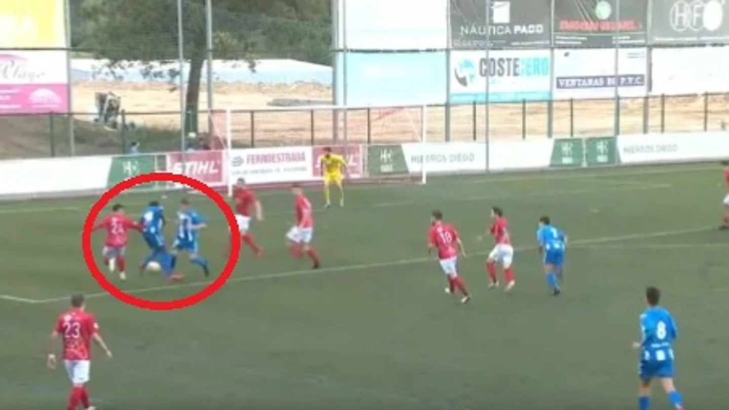 El penalti más surrealista: dos compañeros chocan... ¡y el árbitro lo señala! El penalti más surrealista: dos compañeros chocan... ¡y el árbitro lo señala!