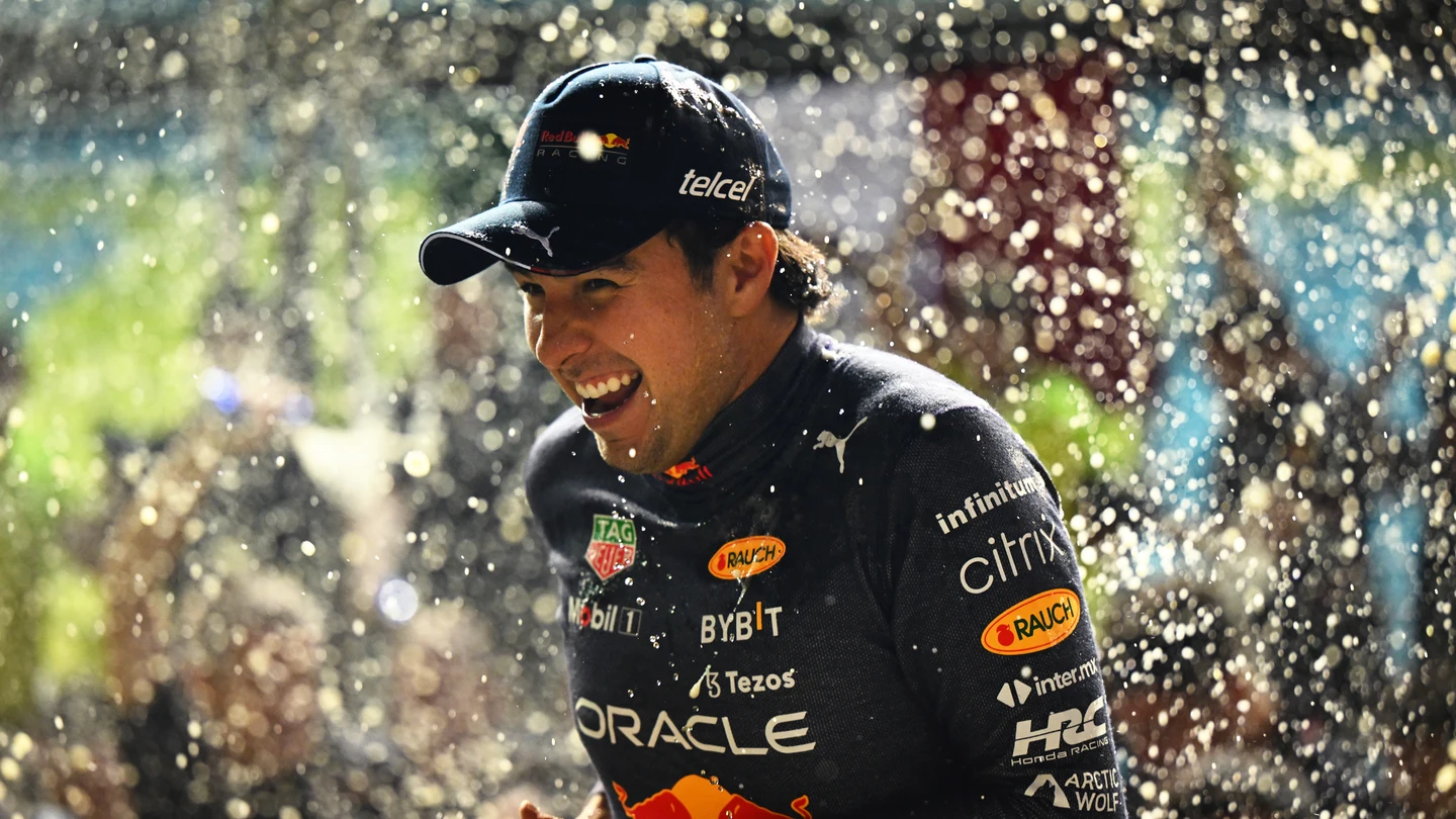 'Checo' Pérez, celebrando el triunfo tras el GP de Singapur 'Checo' Pérez, celebrando el triunfo tras el GP de Singapur