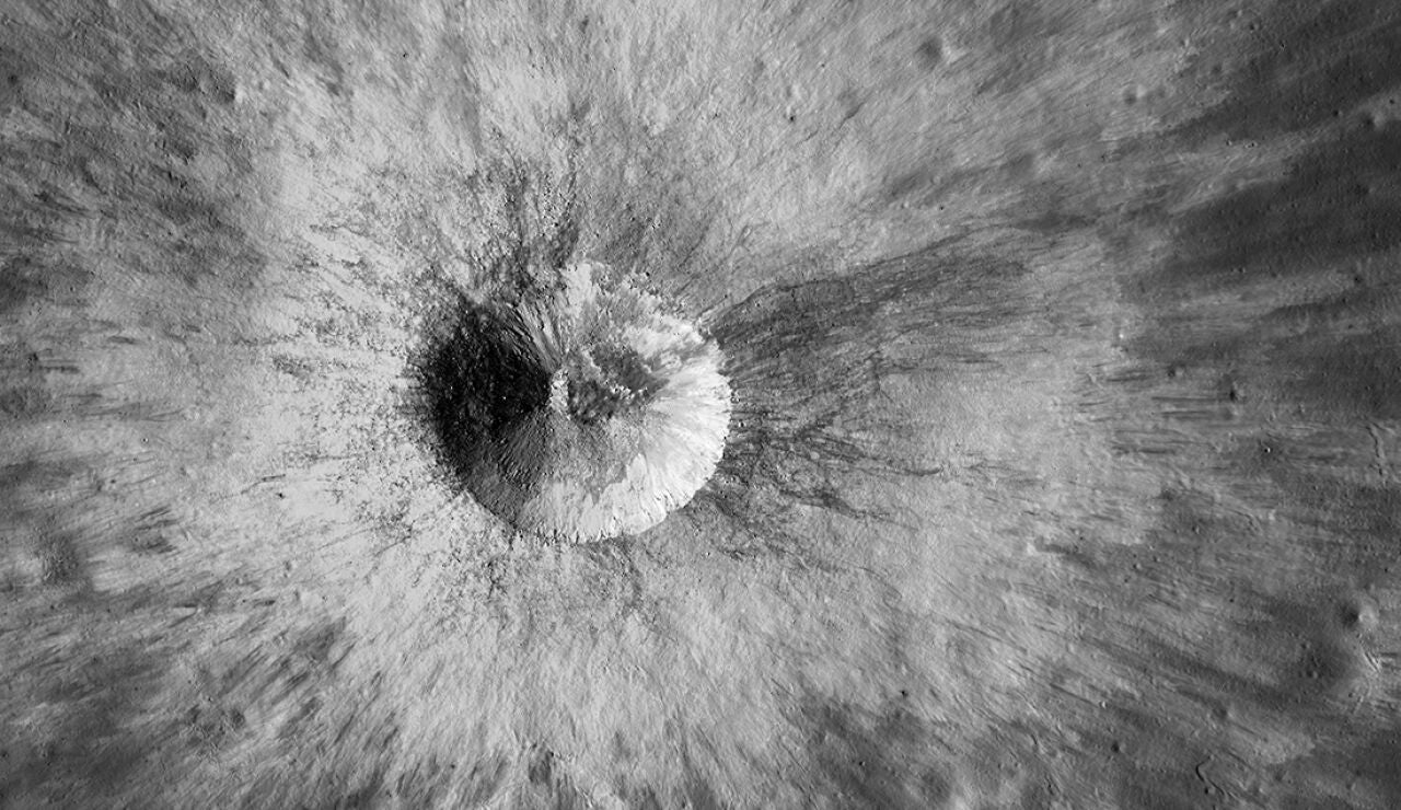 Cráter en la superficie de la Luna
