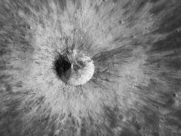 Cráter en la superficie de la Luna