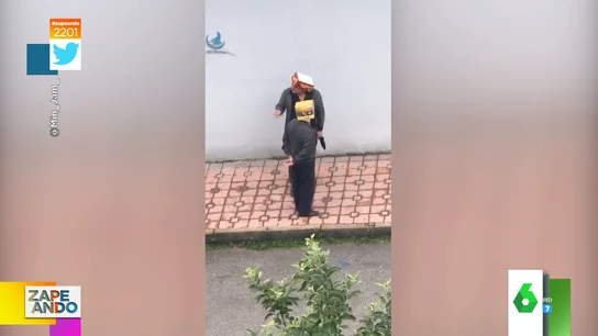 El arma infalible de dos hombres para no mojarse con el agua de la lluvia El arma infalible de dos hombres para no mojarse con el agua de la lluvia