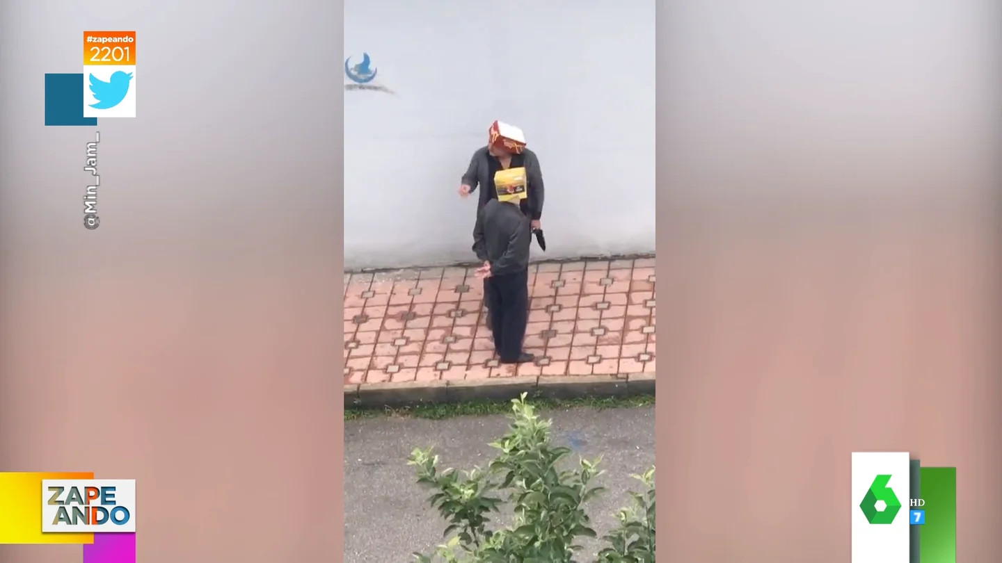 El arma infalible de dos hombres para no mojarse con el agua de la lluvia El arma infalible de dos hombres para no mojarse con el agua de la lluvia
