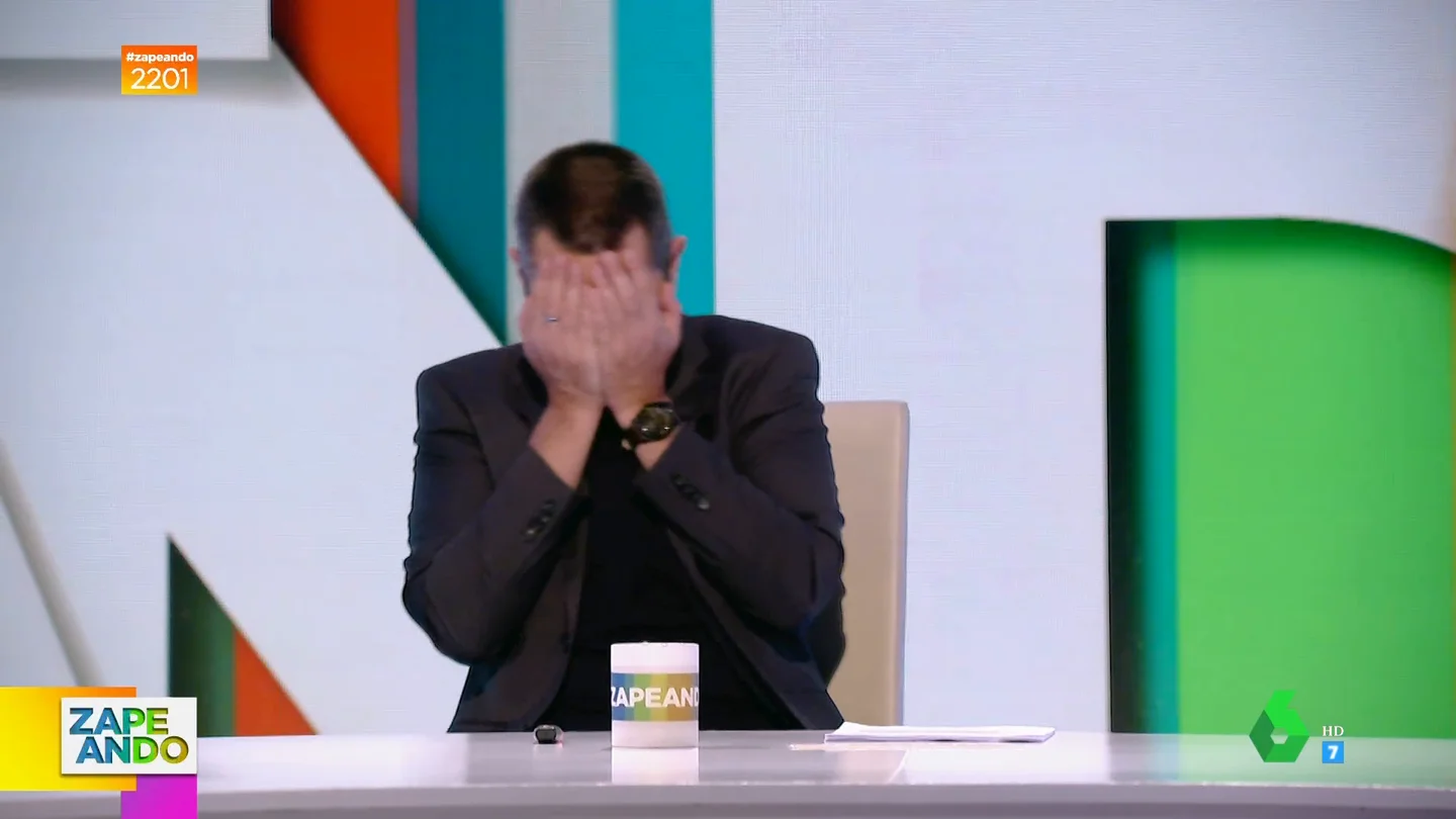 La pregunta de Miki Nadal sobre dos zapeadoras que hace que Dani Mateo se lleve las manos a la cara: "Qué veneno" La pregunta de Miki Nadal sobre dos zapeadoras que hace que Dani Mateo se lleve las manos a la cara: "Qué veneno"