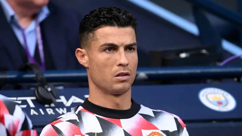 Cristiano Ronaldo, en el banquillo en el derbi de Manchester